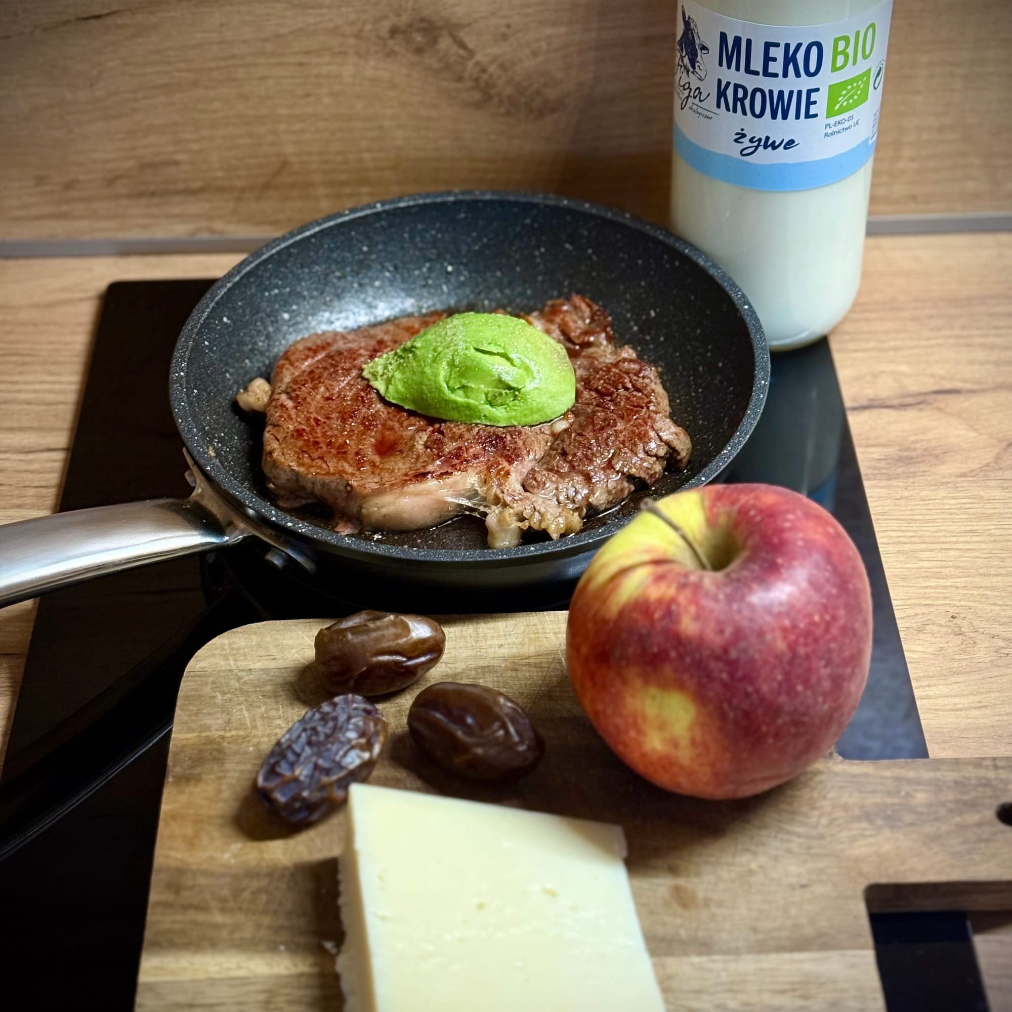 Stek wołowy rib-eye, awokado, daktyle Medjool, jabłko, ser z surowego mleka krowiego oraz niepasteryzowane mleko krowie.