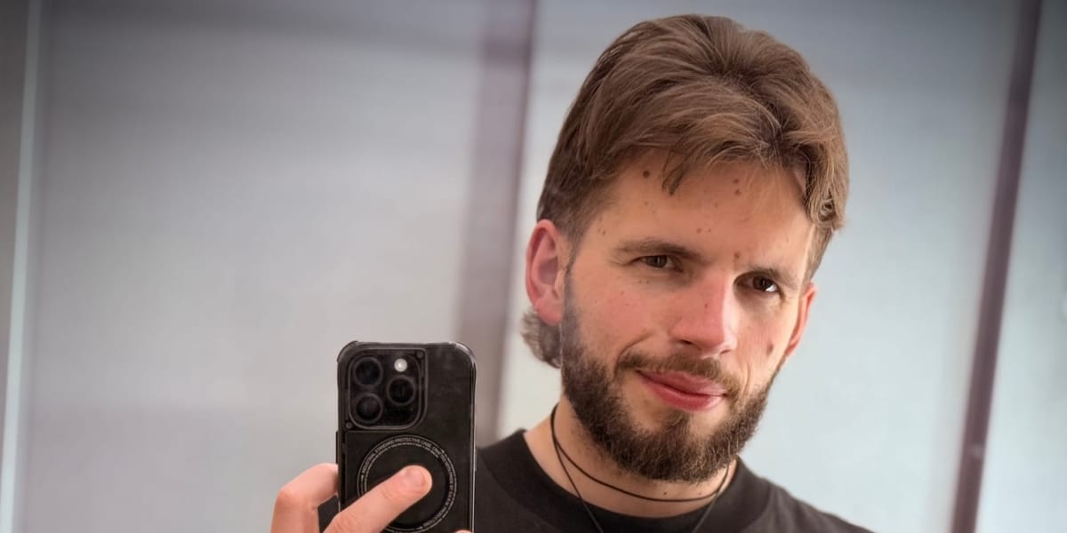 Karol „Crofty Snake” Domański jest bardzo przystojnym trenerem personalnym.