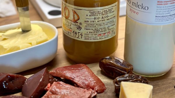 Animal-based diet opiera się o karmioną trawą wołowinę, w tym narządy (podroby), a także o surowy nabiał, organiczne owoce i niepasteryzowany miód.